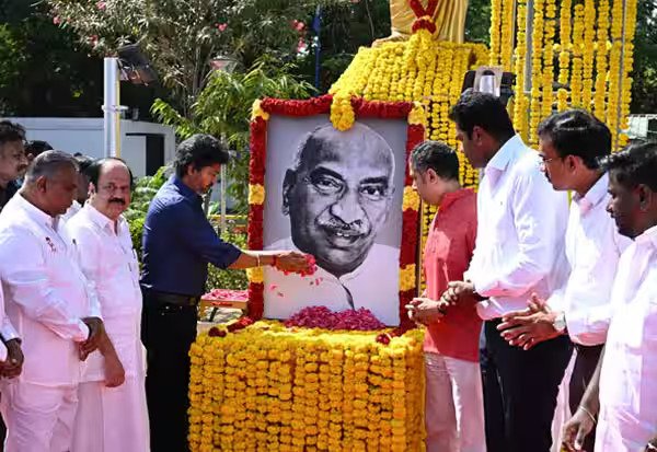 காமராஜரின் 124 வது பிறந்த நாள் விழா:  முதல்வர் விஜய் மரியாதை