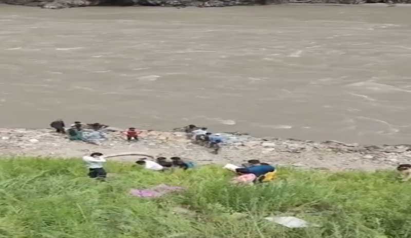ஜம்மு காஷ்மீர் செனாப் ஆற்றில் கார் கவிழ்ந்து 5 பேர் பலி