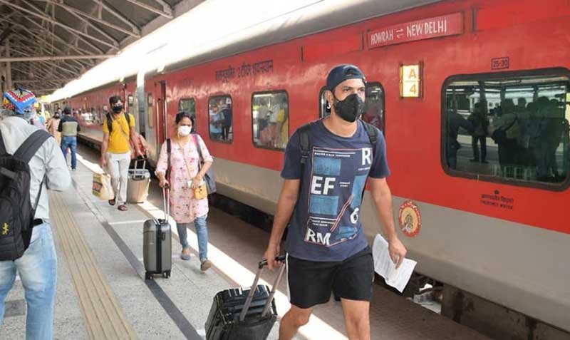 ரயில் நிலையங்களில் ஐ.ஆர்.சி.டி.சி. ஊழியர்கள் திடீர் சோதனை: அனுமதியற்ற உணவு, குடிநீர் குறித்து தீவிர கண்காணிப்பு