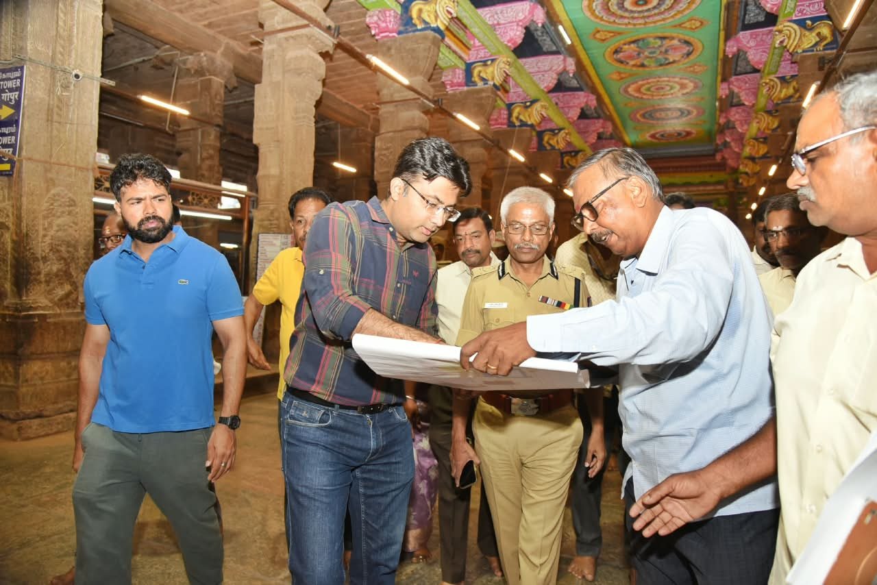 மீனாட்சி அம்மன் கோயில் குடமுழுக்கு: முன்னேற்பாடு பணிகள் குறித்து அதிகாரிகள் ஆய்வு
