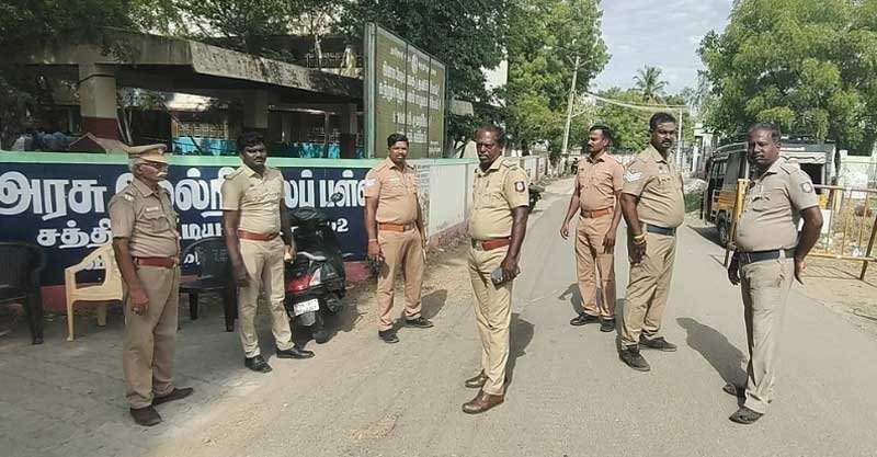 விருதுநகர் அருகே இருதரப்பினர் கோஷ்டி மோதல்: கல்லூரி மாணவர் காயம்- 100-க்கும் மேற்பட்ட போலீசார் குவிப்பு