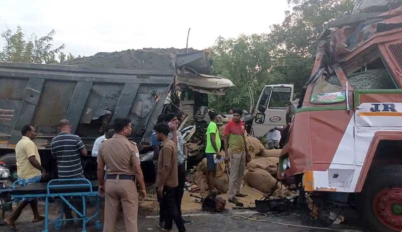 கரூர் அருகே  லாரிகள் நேருக்கு மோதி விபத்து: டிரைவர்கள் 2 பேர் பலி