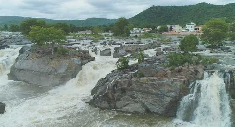ஒகேனக்கல் காவிரி ஆற்றில் நீர்வரத்து 10 ஆயிரம் கனஅடியாக குறைவு