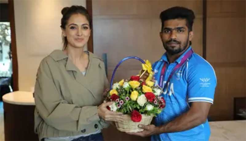 காமன்வெல்த் போட்டியில் வெள்ளி வென்ற ராஜா முத்துபாண்டிக்கு நடிகை சிம்ரன் நேரில் பாராட்டு