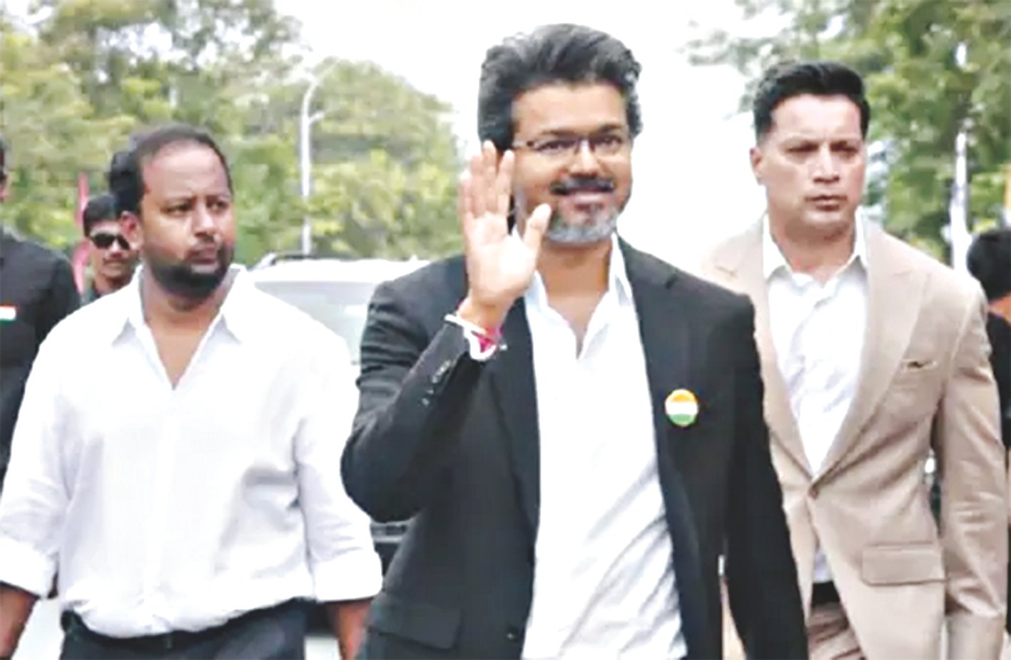 விஜய் லண்டன் பயணம்  ரகசிய பட்டியல், பிரைவேட் கேமராமேன்கள் - டெல்லி ஆசியோடு நடந்த மெகா விதிமீறல்?
