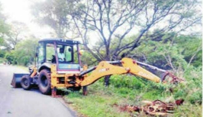 நீதிமன்ற உத்தரவின்படி நடவடிக்கை: உத்தமபாளையத்தில் சீமைக்கருவேல மரங்கள் அகற்றம் நெடுஞ்சாலைத் துறை அதிகாரிகளுக்கு பொதுமக்கள் பாராட்டு