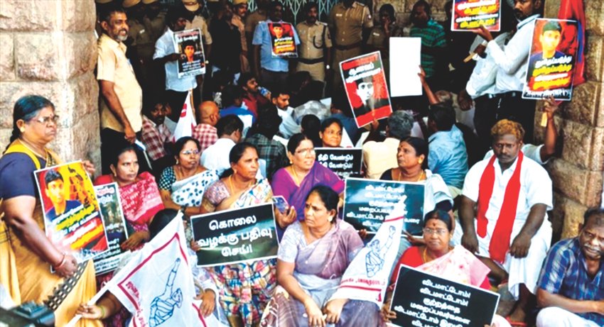 மாணவர் தமிழ்ச்செல்வன் மரண வழக்கு:  நீதி கோரி மதுரை ஆட்சியர் அலுவலகத்தை முற்றுகையிட்ட அமைப்பினர் குண்டுக்கட்டாக கைது