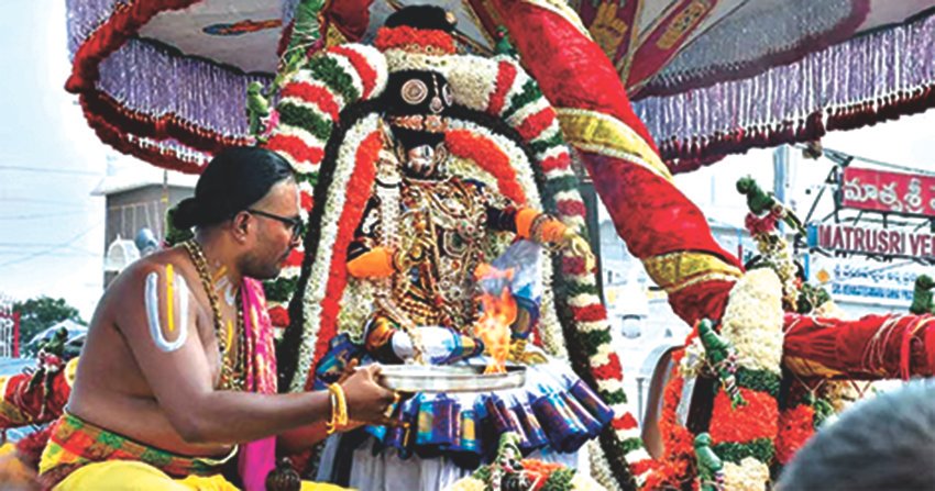 கருட சேவை தரிசிக்க குவிந்த பக்தர்கள் திருப்பதி மலைப்பாதையில் வாகனங்கள் செல்ல கட்டுப்பாடு